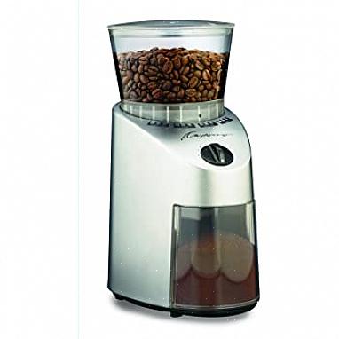 Alguns moinhos de café permitem que você moa grãos suficientes para apenas uma xícara de café