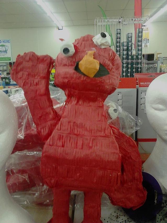 Agora você tem uma piñata Elmo para a festa do seu filho