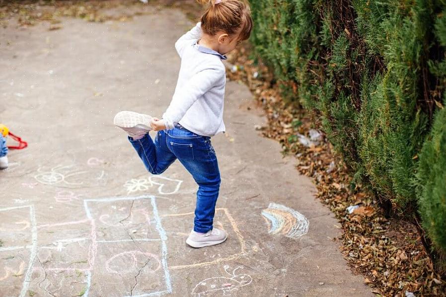 Faça um "jogo de cores" pedindo a seu filho que encontre algo na sala que seja de uma determinada cor