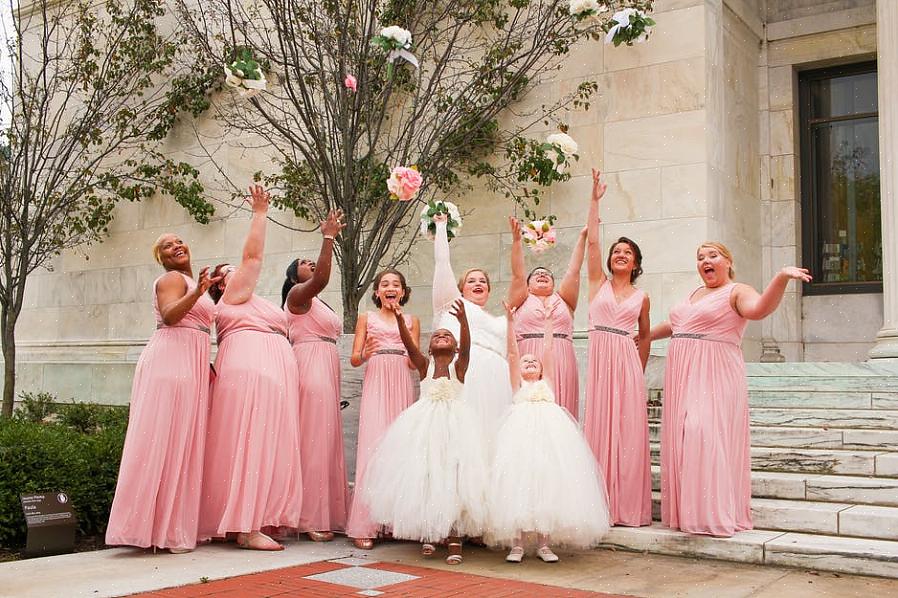 A dama de honra também cuida para que tudo fique perfeito no dia do casamento da noiva