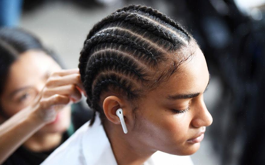 Adicionar apenas um pouco de cabelo ao fio central cada vez que fizer a trança