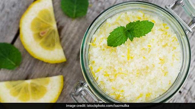 Misture um pouco de água com o suco de limão na tigela