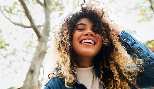 Agora você pode começar a criar cachos suaves puxando o cabelo em um coque