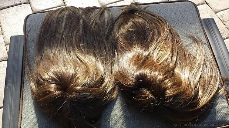 O pó deve tirar um pouco do brilho do cabelo sintético