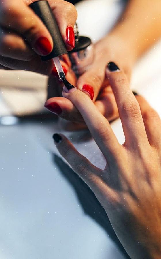 O retoque do esmalte em unhas de acrílico exige muito trabalho