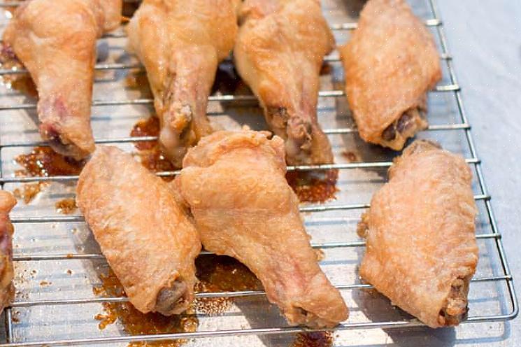 Você precisará cobrir o frango com os temperos básicos da casa