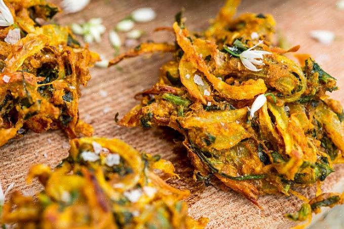 Onion Bhaji envolve cebolas mergulhadas na massa