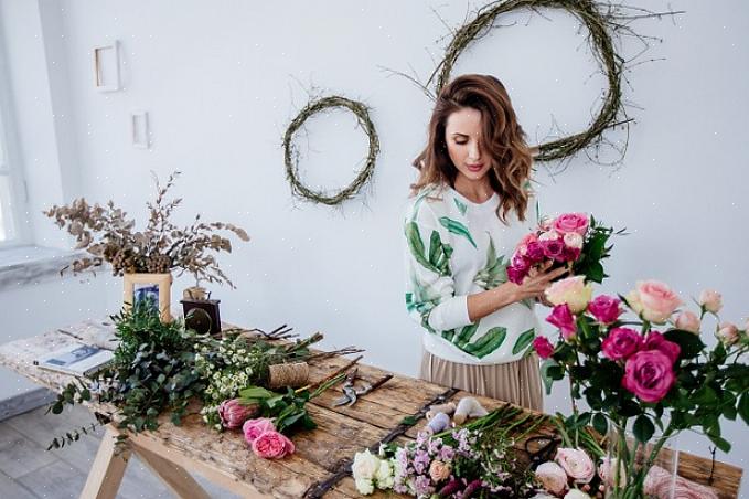 Decorando você mesmo as hastes do buquê de casamento