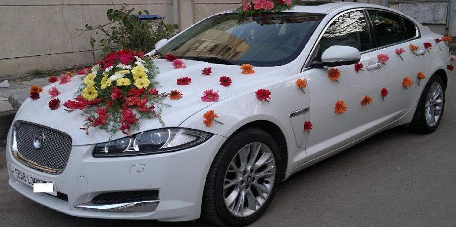 Aqui estão algumas dicas simples sobre como decorar um carro de casamento com flores