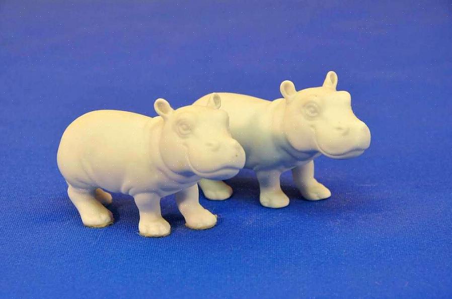 Aqui estão algumas das etapas básicas para limpar estatuetas raras de porcelana