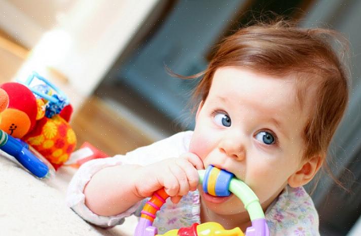 Mergulhe os brinquedos de plástico do seu filho por alguns minutos