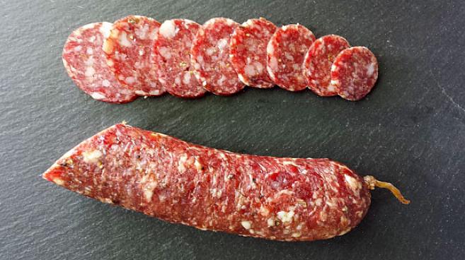 A prateleira de cozimento ou assadeira garantirá que os rolos de salame não fiquem neste líquido enquanto