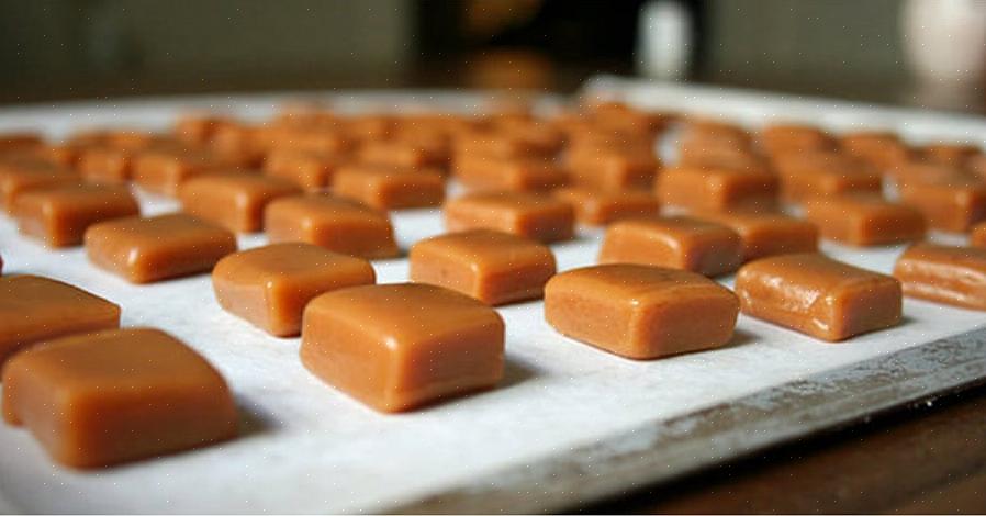 Porque fazer caramelo envolve cozinhar açúcar a uma temperatura relativamente alta