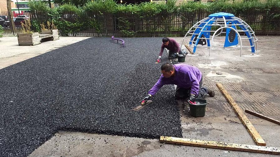 Consulte as instruções do fabricante sobre a profundidade da vala para que o piso de borracha derramado