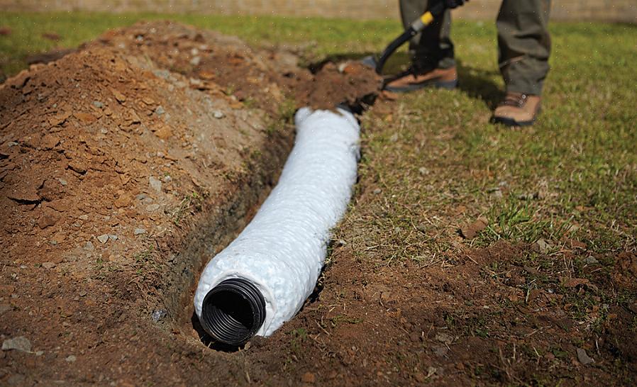 Tubos de drenagem podem ser usados para guiar a água rapidamente da área problemática para um tubo que leva