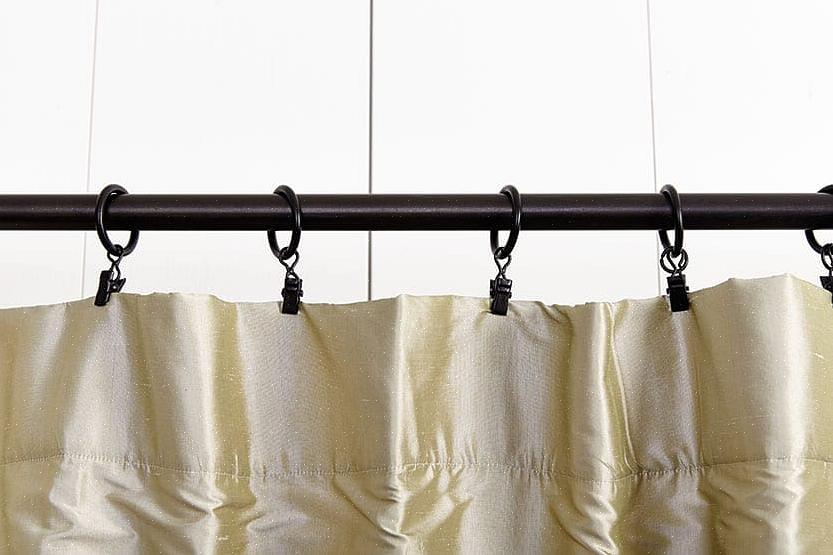 O básico para configurar cortinas para sua casa é determinar o tamanho necessário para varas