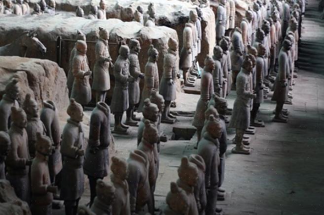 Ganhar experiência de campo em arqueologia ou mesmo em estudos de museus o ajudará a obter um emprego